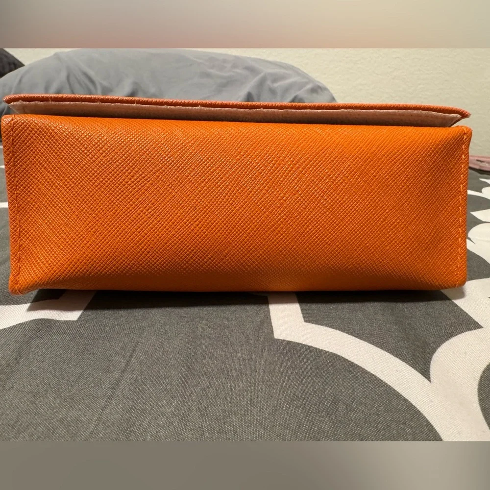 Tory Burch sunglasses case. Fits Sunglasses 144mm frame(regular sized glasses) - Picture 6 of 6